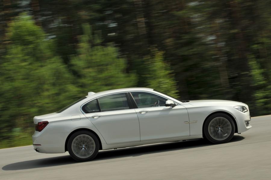  BMW 750i 2013 года  (фото 31 из 56)